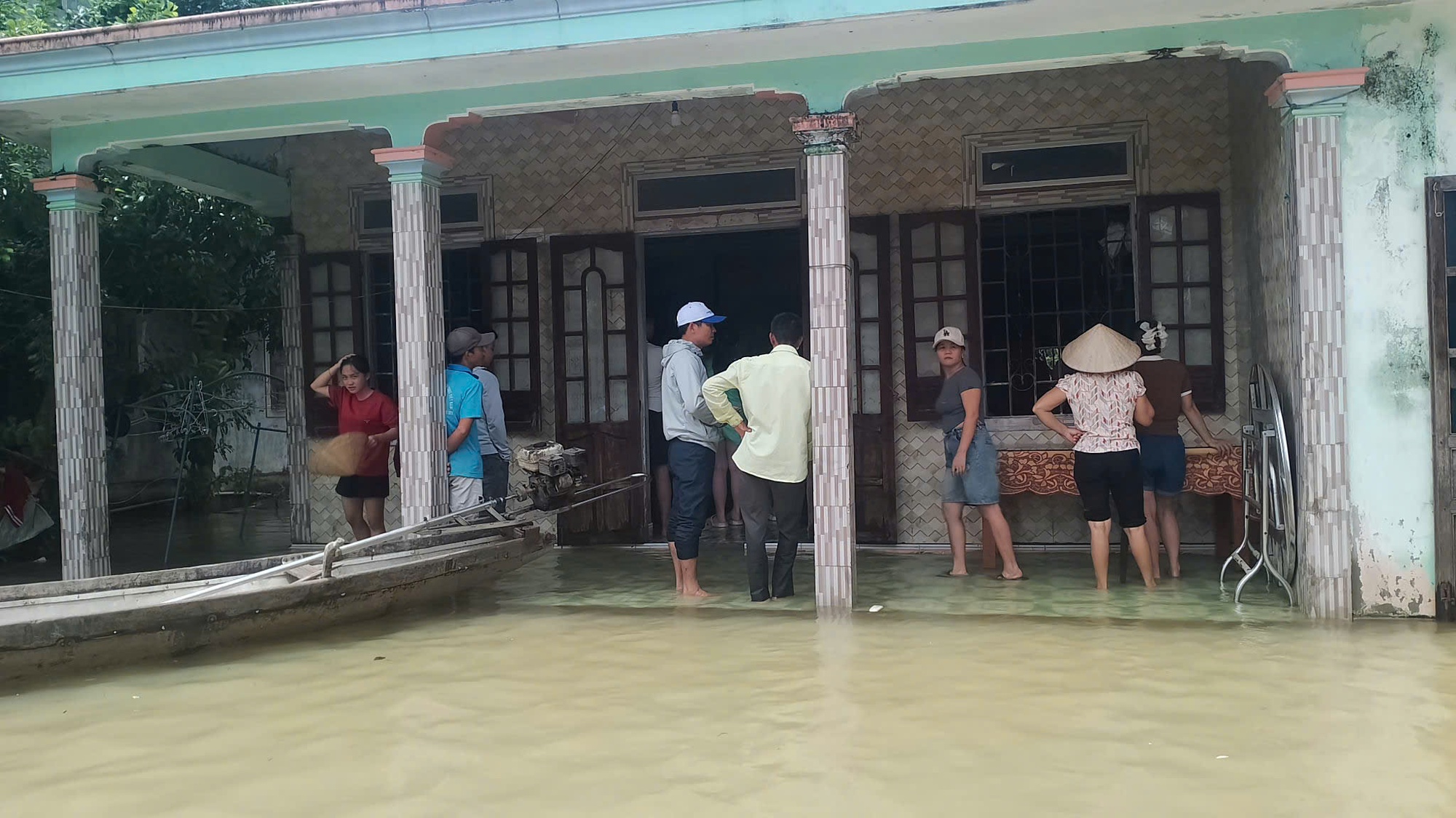 Chìm ghe giữa cách đồng ngập lụt, 2 anh em thiệt mạng - Ảnh 1. Chìm ghe, 2 người chết, một người sống sót nhờ cây sào tre - Ảnh 1.