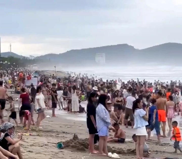 Sáng nay, hơn 20 du khách đuối nước ở biển Cửa Lò - Ảnh 1. Sáng nay, hơn 20 du khách đuối nước ở biển Cửa Lò - Ảnh 1.