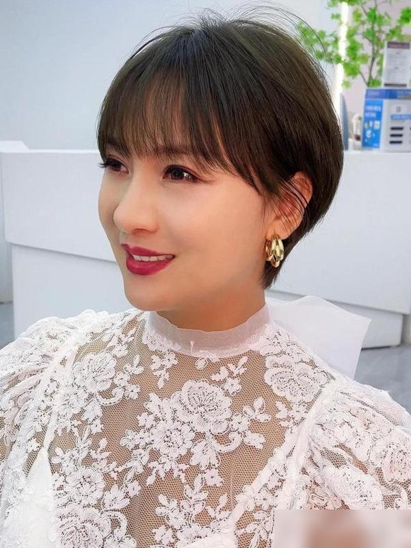 Chị em tuổi trung niên lưu ý: 3 kiểu tóc này sẽ khiến bạn trông già và kém sang - Ảnh 5. Chị em tuổi trung niên lưu ý: 3 kiểu tóc này sẽ khiến bạn trông già và kém sang - Ảnh 5.