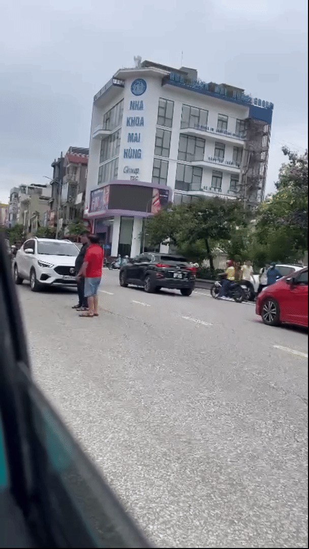 Clip người đàn ông áo đỏ bám trên nắp capo ô tô lao trên đường: Hé lộ chuyện giữa 2 người đàn ông - Ảnh 3. Clip người đàn ông áo đỏ bám trên nắp capo ô tô lao trên đường: Hé lộ chuyện giữa 2 người đàn ông - Ảnh 3.