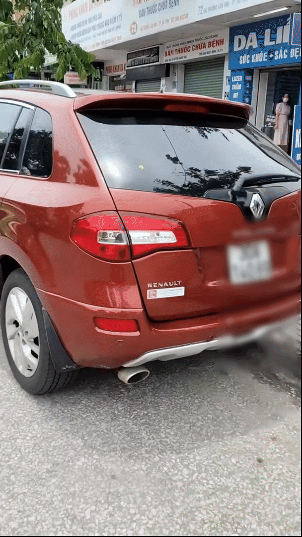 Clip người đàn ông áo đỏ bám trên nắp capo ô tô lao trên đường: Hé lộ chuyện giữa 2 người đàn ông - Ảnh 1. Clip người đàn ông áo đỏ bám trên nắp capo ô tô lao trên đường: Hé lộ chuyện giữa 2 người đàn ông - Ảnh 1.