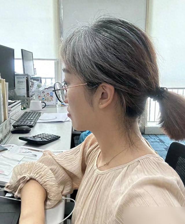 Tóc bạc không phải nỗi sợ: 5 kiểu tóc giúp phụ nữ trung niên đẹp rạng ngời mà không cần nhuộm - Ảnh 10. Tóc bạc không phải nỗi sợ: 5 kiểu tóc giúp phụ nữ trung niên đẹp rạng ngời mà không cần nhuộm - Ảnh 10.