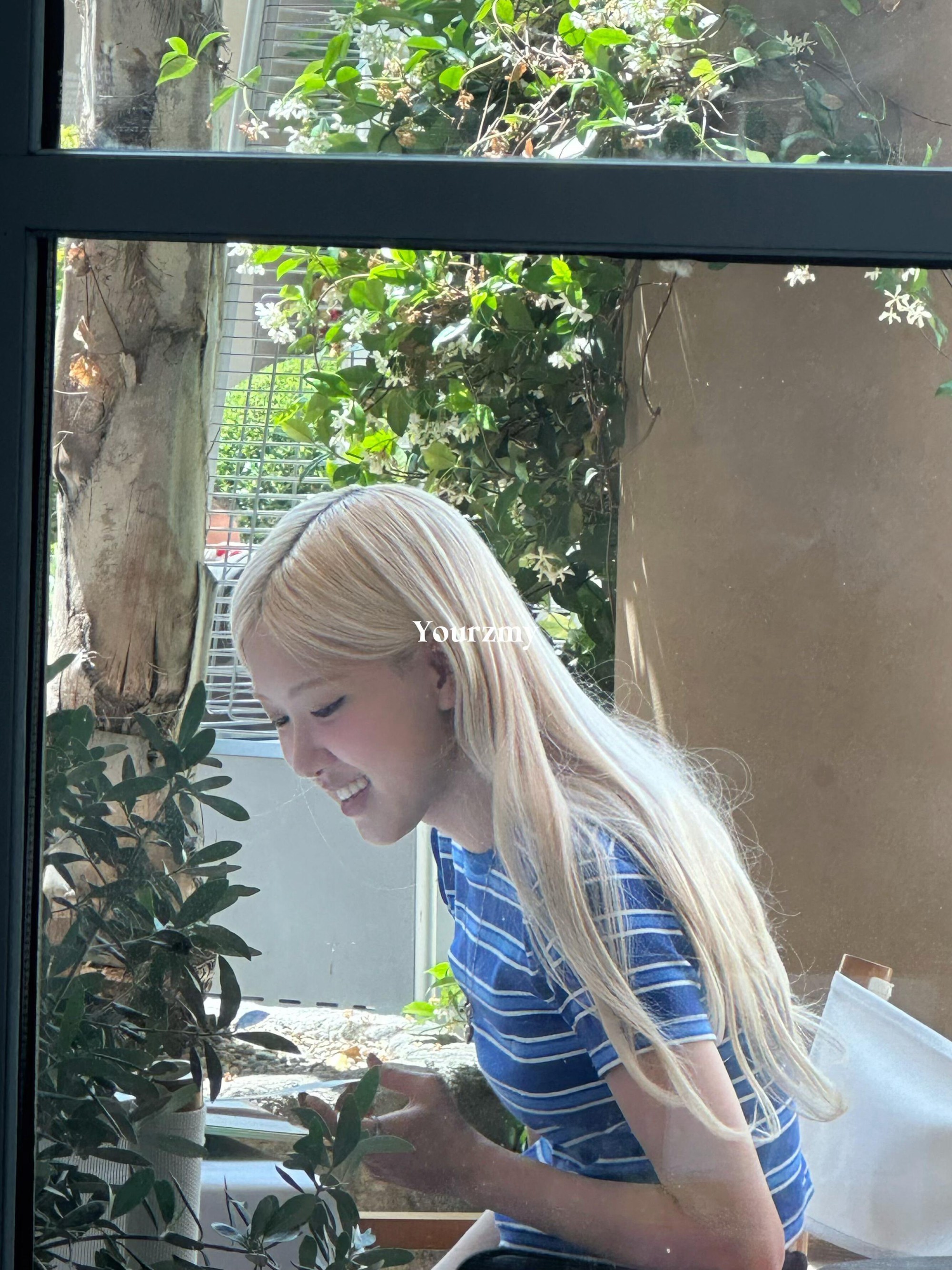 Bức ảnh đi uống cà phê khiến Rosé (BLACKPINK) bị chỉ trích "lên bờ xuống ruộng" - Ảnh 2. Bức ảnh đi uống cà phê khiến Rosé (BLACKPINK) bị chỉ trích "lên bờ xuống ruộng" - Ảnh 2.