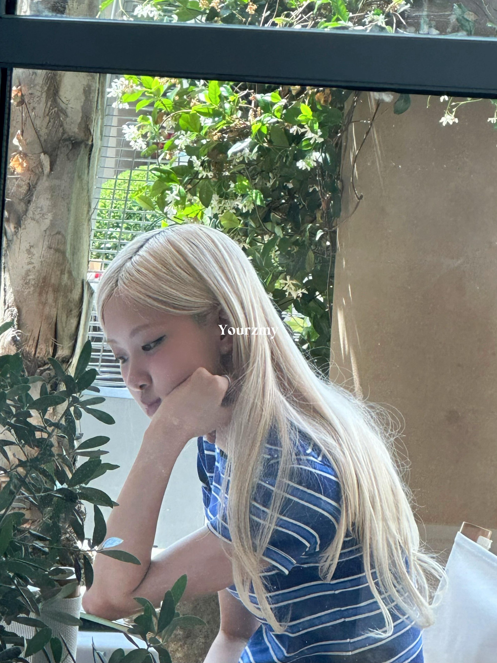 Bức ảnh đi uống cà phê khiến Rosé (BLACKPINK) bị chỉ trích "lên bờ xuống ruộng" - Ảnh 1. Bức ảnh đi uống cà phê khiến Rosé (BLACKPINK) bị chỉ trích "lên bờ xuống ruộng" - Ảnh 1.