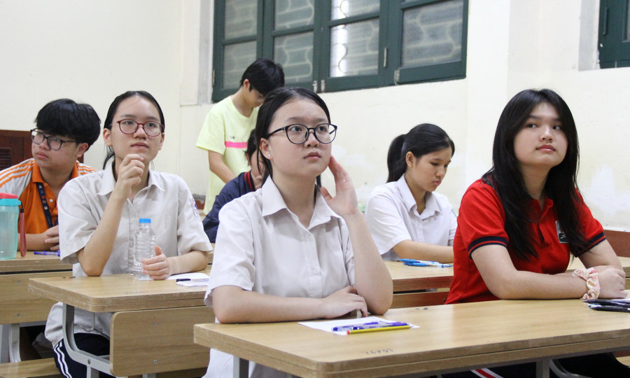 Kỳ thi cuối cùng vào lớp 10 ở Hà Nội '1 chọi 10' giành 440 suất vào trường 'hot' - Ảnh 8. Kỳ thi cuối cùng vào lớp 10 ở Hà Nội '1 chọi 10' giành 440 suất vào trường 'hot' - Ảnh 8.