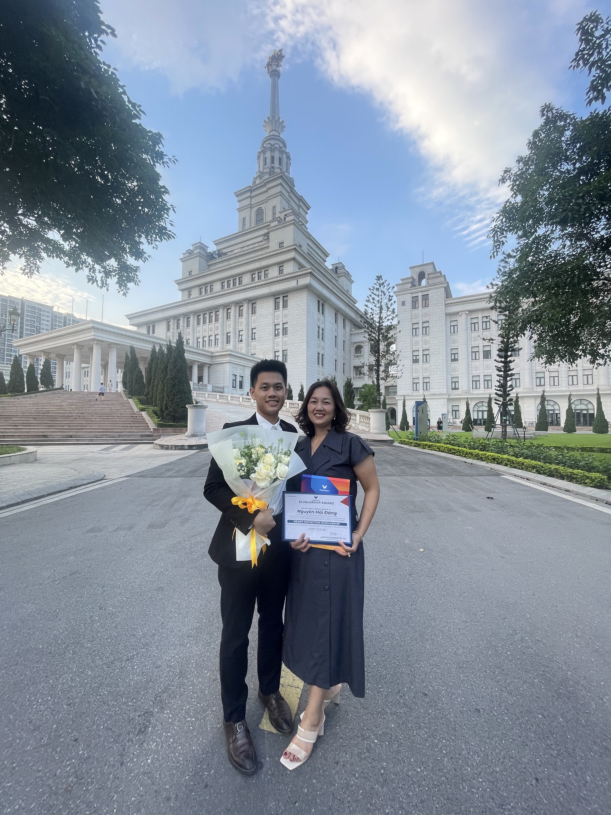 Nam sinh "đa nhiệm" nhất mùa hè này: Thức phỏng vấn lúc 3h sáng, vừa đi học vừa kinh doanh vẫn ẵm trọn học bổng 45 tỷ từ 20 trường - Ảnh 4. Nam sinh "đa nhiệm" nhất mùa hè này: Thức phỏng vấn lúc 3h sáng, vừa đi học vừa kinh doanh vẫn ẵm trọn học bổng 45 tỷ từ 20 trường - Ảnh 4.