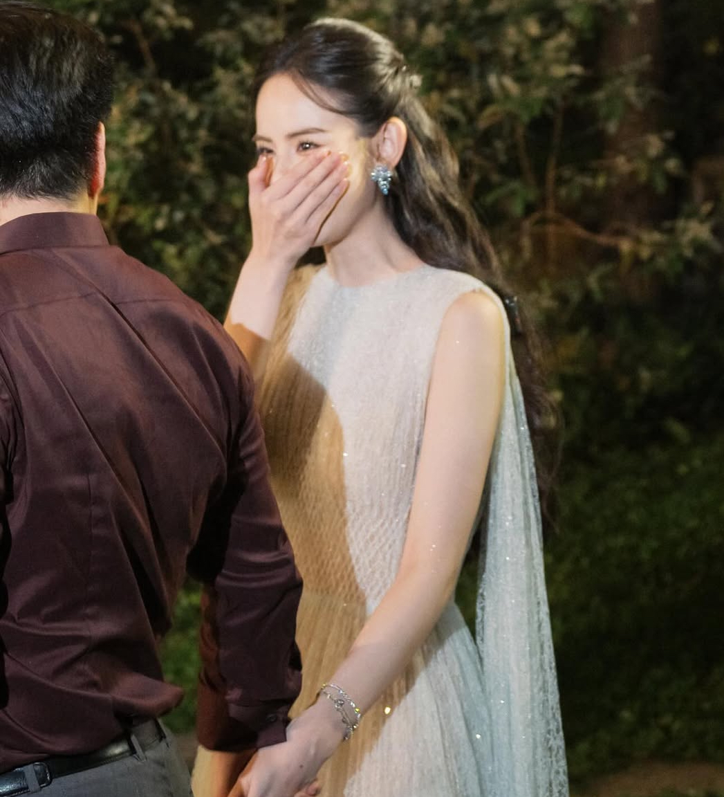 HOT: Lộ khoảnh khắc mỹ nhân 2k2 được chồng gia thế khủng cầu hôn sau 3 tháng yêu, netizen nhìn vào chỉ thắc mắc 1 chuyện! - Ảnh 3. HOT: Lộ khoảnh khắc mỹ nhân 2k2 được chồng gia thế khủng cầu hôn sau 3 tháng yêu, netizen nhìn vào chỉ thắc mắc 1 chuyện! - Ảnh 3.