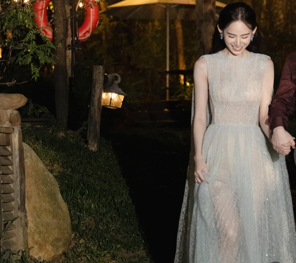 HOT: Lộ khoảnh khắc mỹ nhân 2k2 được chồng gia thế khủng cầu hôn sau 3 tháng yêu, netizen nhìn vào chỉ thắc mắc 1 chuyện! - Ảnh 5. HOT: Lộ khoảnh khắc mỹ nhân 2k2 được chồng gia thế khủng cầu hôn sau 3 tháng yêu, netizen nhìn vào chỉ thắc mắc 1 chuyện! - Ảnh 5.