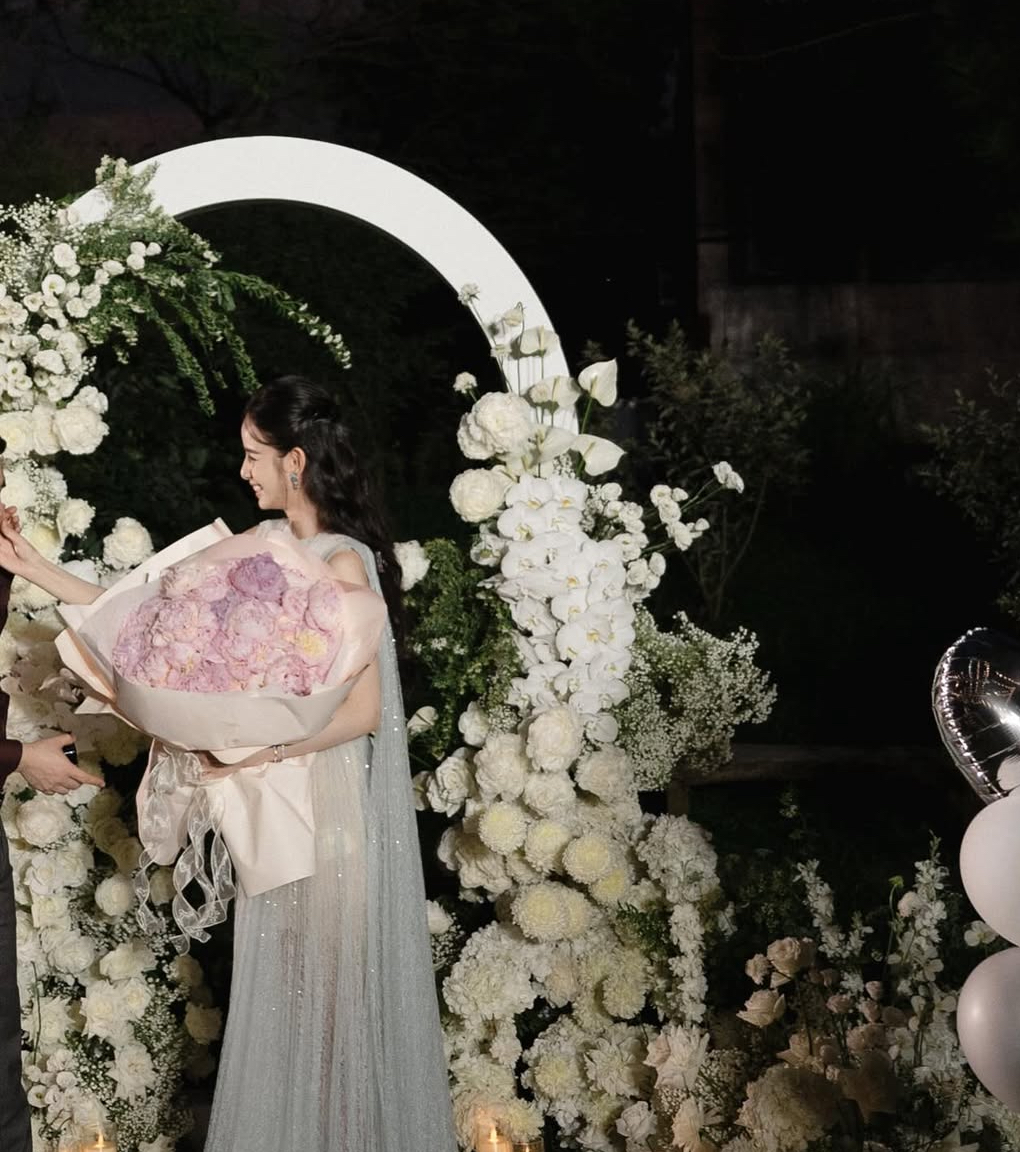HOT: Lộ khoảnh khắc mỹ nhân 2k2 được chồng gia thế khủng cầu hôn sau 3 tháng yêu, netizen nhìn vào chỉ thắc mắc 1 chuyện! - Ảnh 2. HOT: Lộ khoảnh khắc mỹ nhân 2k2 được chồng gia thế khủng cầu hôn sau 3 tháng yêu, netizen nhìn vào chỉ thắc mắc 1 chuyện! - Ảnh 2.