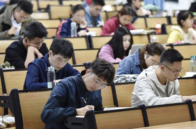 Chuyên gia nổi tiếng khuyên "tuyệt đối đừng chọn ngành học này, chỉ tốn cơm tốn gạo cha mẹ", dân tình tranh cãi dữ dội: Thiển cận quá! - Ảnh 1. Chuyên gia nổi tiếng khuyên "tuyệt đối đừng chọn ngành học này, chỉ tốn cơm tốn gạo cha mẹ", dân tình tranh cãi dữ dội: Thiển cận quá! - Ảnh 1.