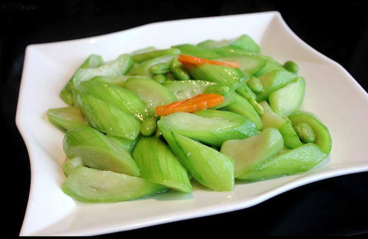 Khi xào mướp, thấy tôi cho luôn vào chảo dầu, mẹ ngăn lại: "Sai rồi, thế này bảo sao mướp bị đen, ra nhiều nước" - Ảnh 1. Khi xào mướp, thấy tôi cho luôn vào chảo dầu, mẹ ngăn lại: "Sai rồi, thế này bảo sao mướp bị đen, ra nhiều nước" - Ảnh 1.