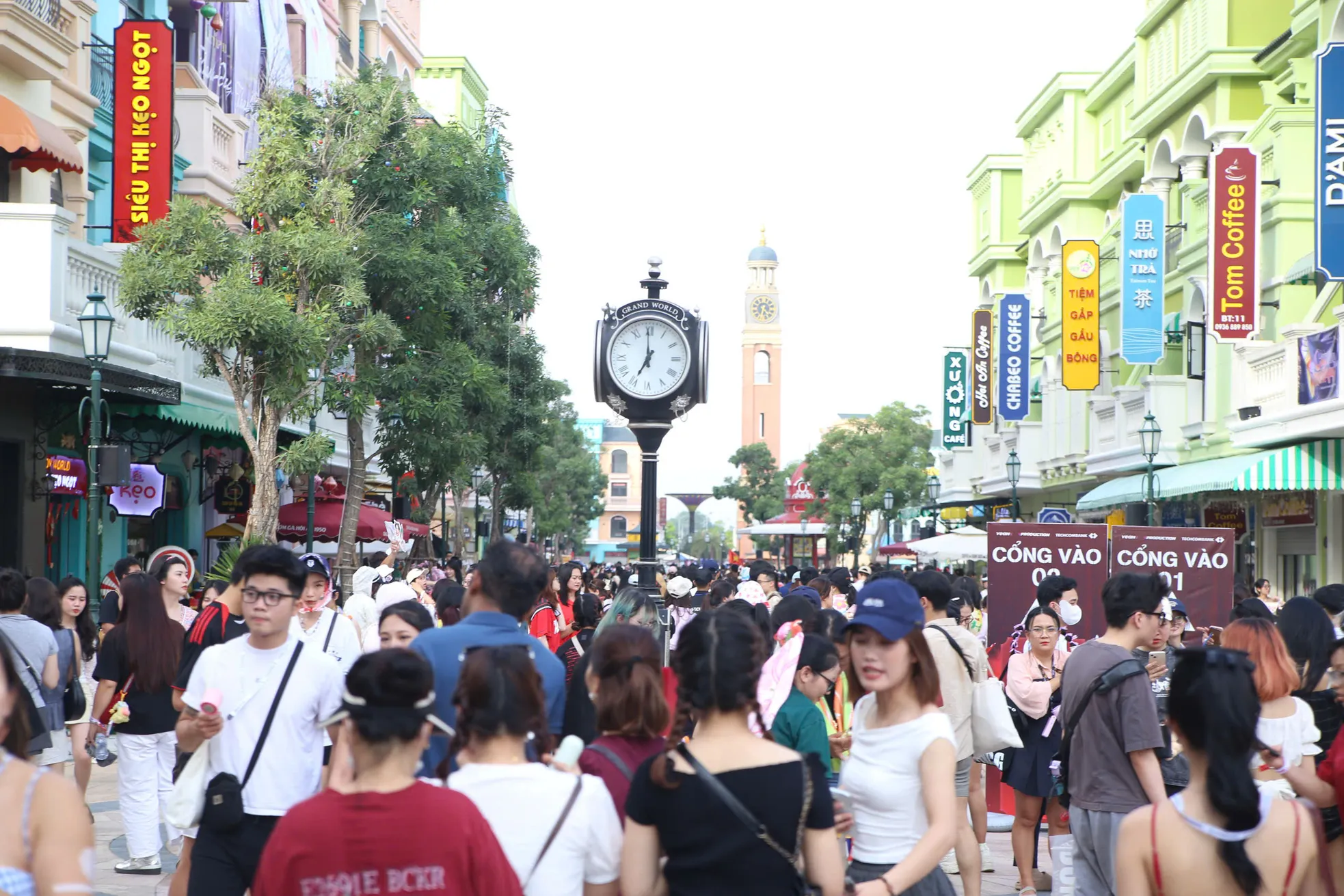 Biển người đổ về Hưng Yên - Ảnh 4. Biển người đổ về Hưng Yên - Ảnh 4.