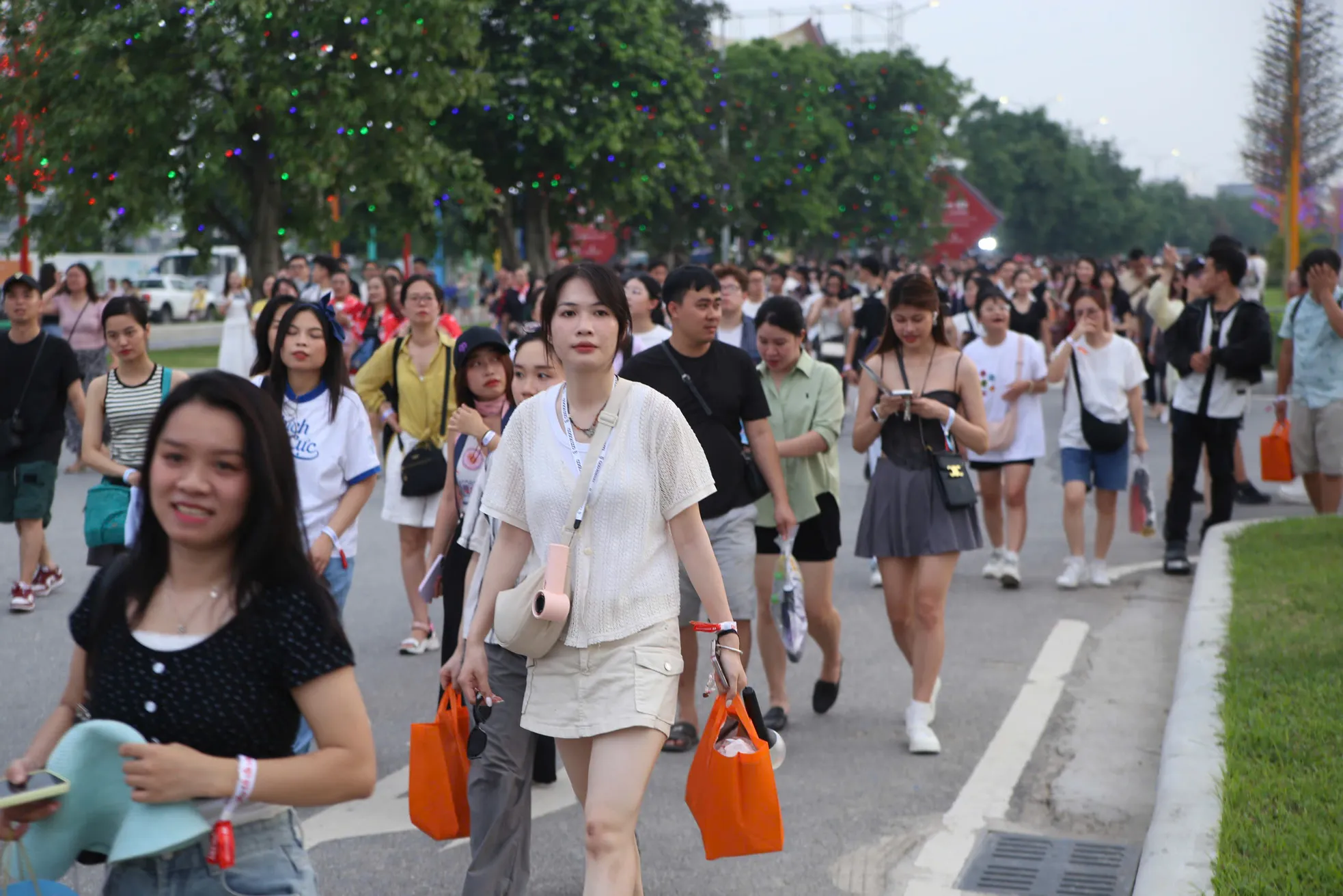 Biển người đổ về Hưng Yên - Ảnh 8. Biển người đổ về Hưng Yên - Ảnh 8.