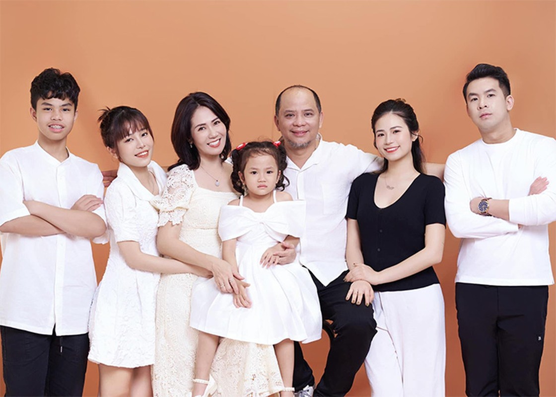 Những ông bố đông con nhất showbiz Việt: Bận rộn tới mấy vẫn hết lòng quan tâm, yêu thương các con- Ảnh 5. Những ông bố đông con nhất showbiz Việt: Bận rộn tới mấy vẫn hết lòng quan tâm, yêu thương các con- Ảnh 5.