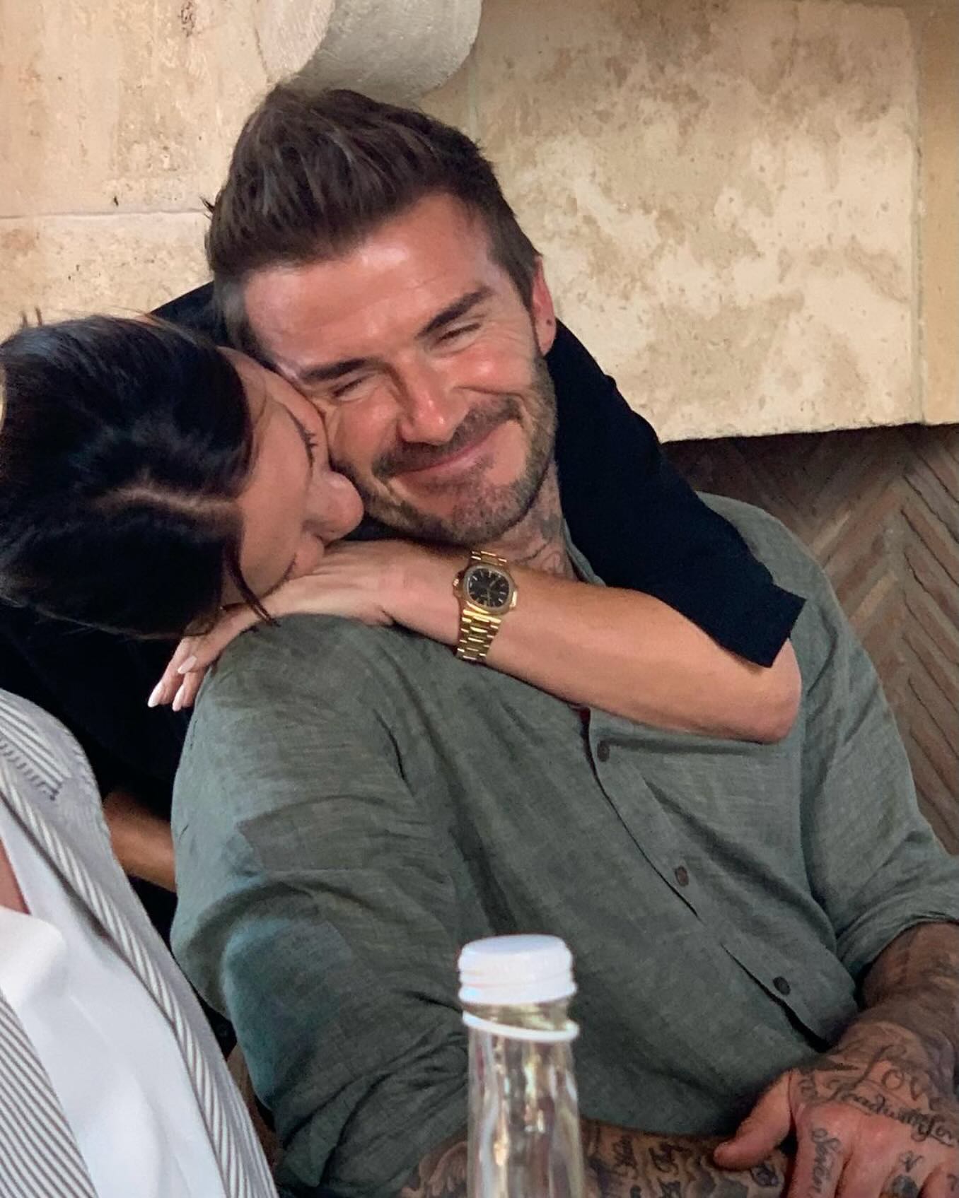 Victoria ôm hôn chồng ngọt lịm mừng David Beckham được phong tước Victoria ôm hôn chồng ngọt lịm mừng David Beckham được phong tước