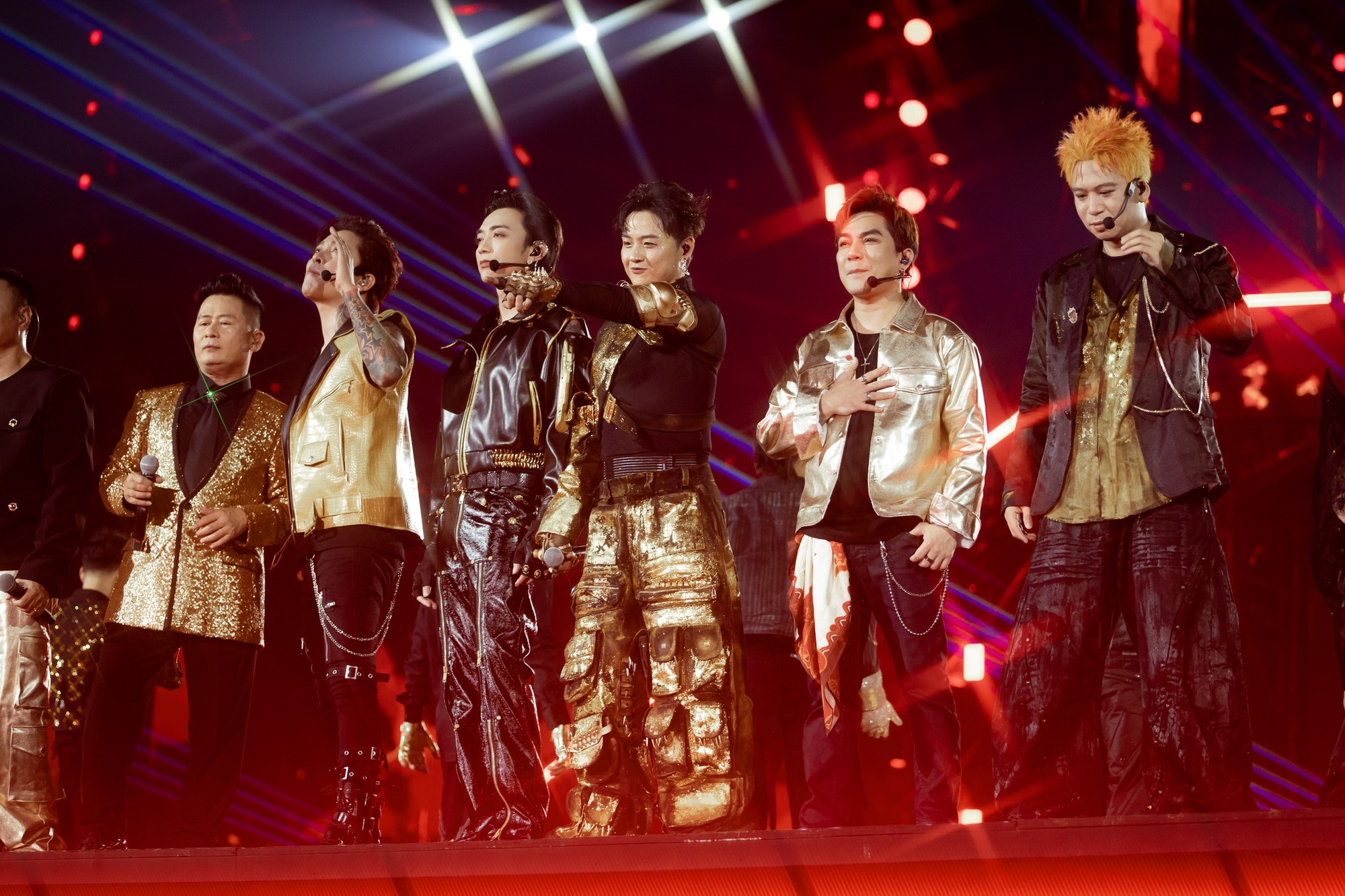 Mưa lớn đổ ập ngay khi concert D-6 vừa bắt đầu, Anh Trai Vượt Ngàn Chông Gai chẳng thua kém gì Anh Trai Say Hi! - Ảnh 7. Mưa lớn đổ ập ngay khi concert D-6 vừa bắt đầu, Anh Trai Vượt Ngàn Chông Gai chẳng thua kém gì Anh Trai Say Hi! - Ảnh 7.