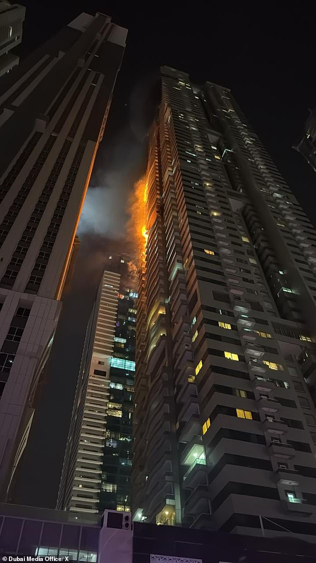 Kinh hoàng khoảnh khắc tòa nhà hạng sang chọc trời ở Dubai cháy như đuốc, hàng nghìn cư dân tháo chạy trong đêm - Ảnh 2. Kinh hoàng khoảnh khắc tòa nhà hạng sang chọc trời ở Dubai cháy như đuốc, hàng nghìn cư dân tháo chạy trong đêm - Ảnh 2.