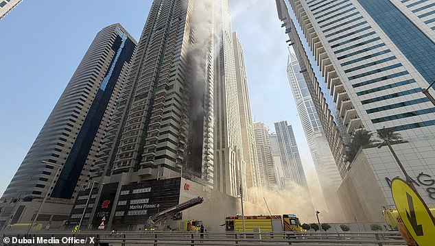 Kinh hoàng khoảnh khắc tòa nhà hạng sang chọc trời ở Dubai cháy như đuốc, hàng nghìn cư dân tháo chạy trong đêm - Ảnh 3. Kinh hoàng khoảnh khắc tòa nhà hạng sang chọc trời ở Dubai cháy như đuốc, hàng nghìn cư dân tháo chạy trong đêm - Ảnh 3.