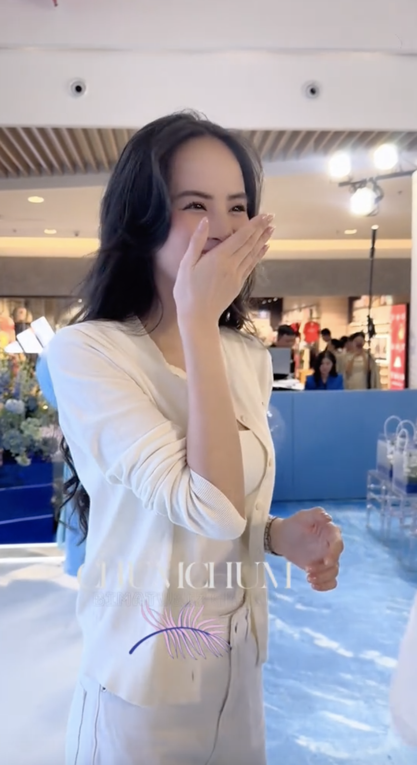 &quot;Tóm dính&quot; Hương Liên ngoài đời sau đám hỏi với chồng gia thế khủng, né gấp khi nhận 1 câu hỏi - Ảnh 3.