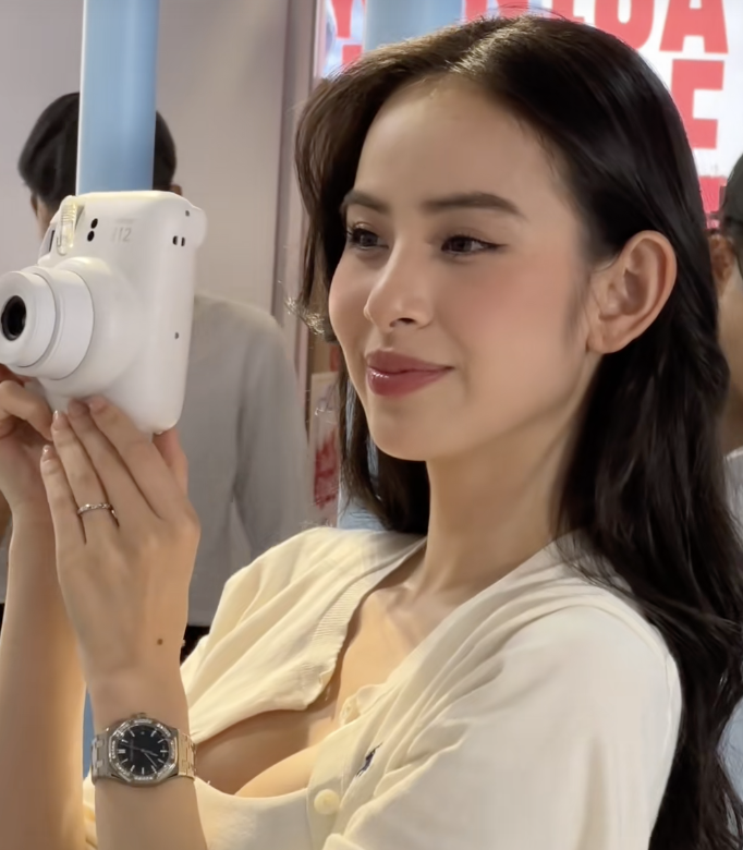 &quot;Tóm dính&quot; Hương Liên ngoài đời sau đám hỏi với chồng gia thế khủng, né gấp khi nhận 1 câu hỏi - Ảnh 2.