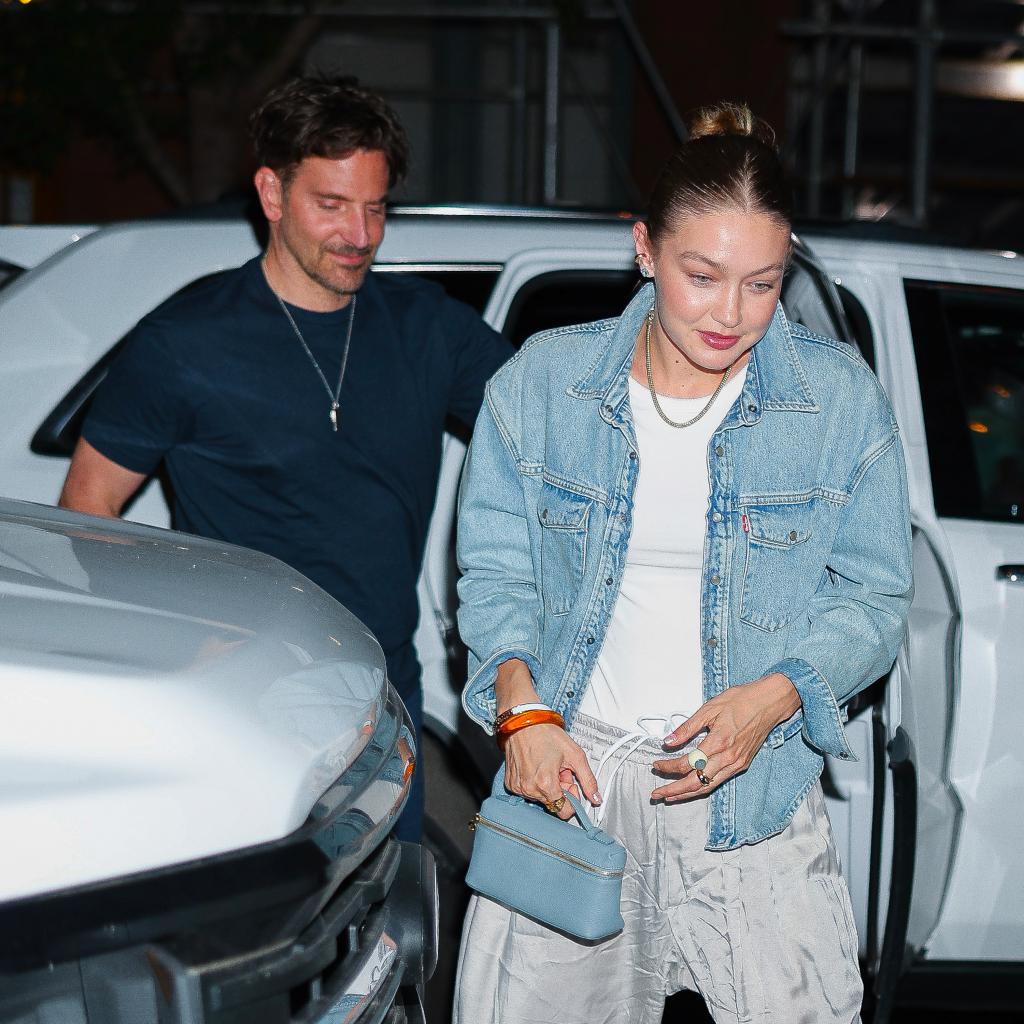 "Tóm gọn" cuộc hẹn đôi hot nhất showbiz: Brad Pitt và bạn gái lên đồ sang chảnh, "chặt đẹp" Gigi Hadid! - Ảnh 6. "Tóm gọn" cuộc hẹn đôi hot nhất showbiz: Brad Pitt và bạn gái lên đồ sang chảnh, "chặt đẹp" Gigi Hadid! - Ảnh 6.