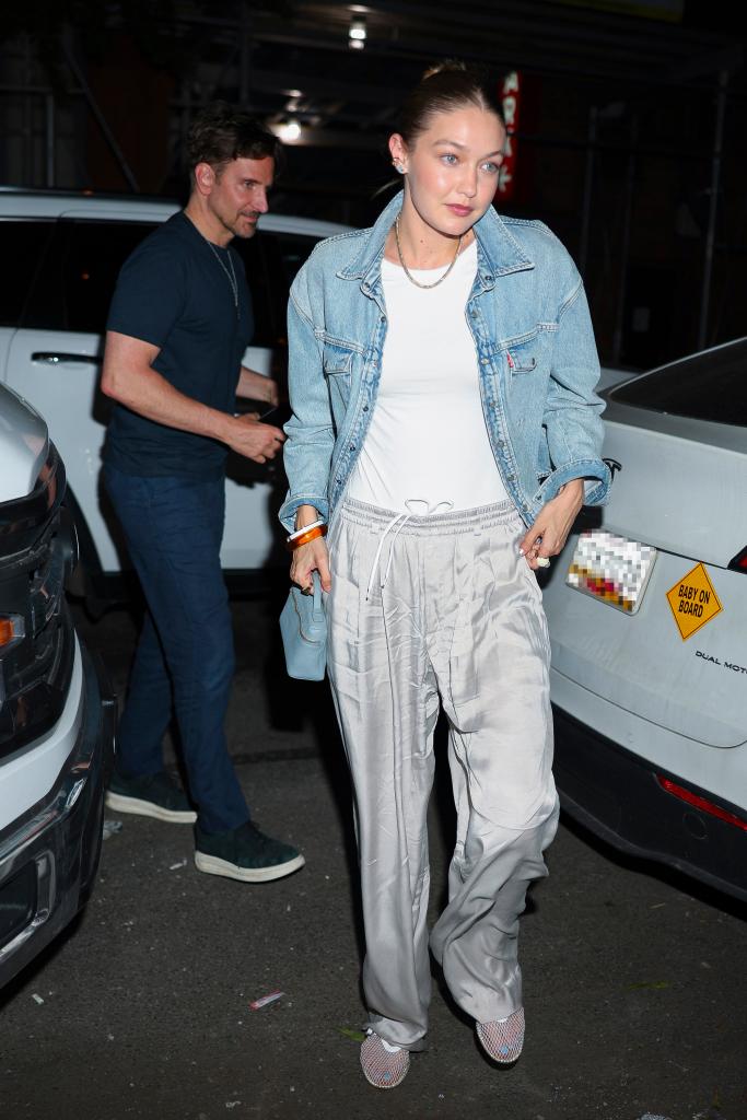 "Tóm gọn" cuộc hẹn đôi hot nhất showbiz: Brad Pitt và bạn gái lên đồ sang chảnh, "chặt đẹp" Gigi Hadid! - Ảnh 4. "Tóm gọn" cuộc hẹn đôi hot nhất showbiz: Brad Pitt và bạn gái lên đồ sang chảnh, "chặt đẹp" Gigi Hadid! - Ảnh 4.