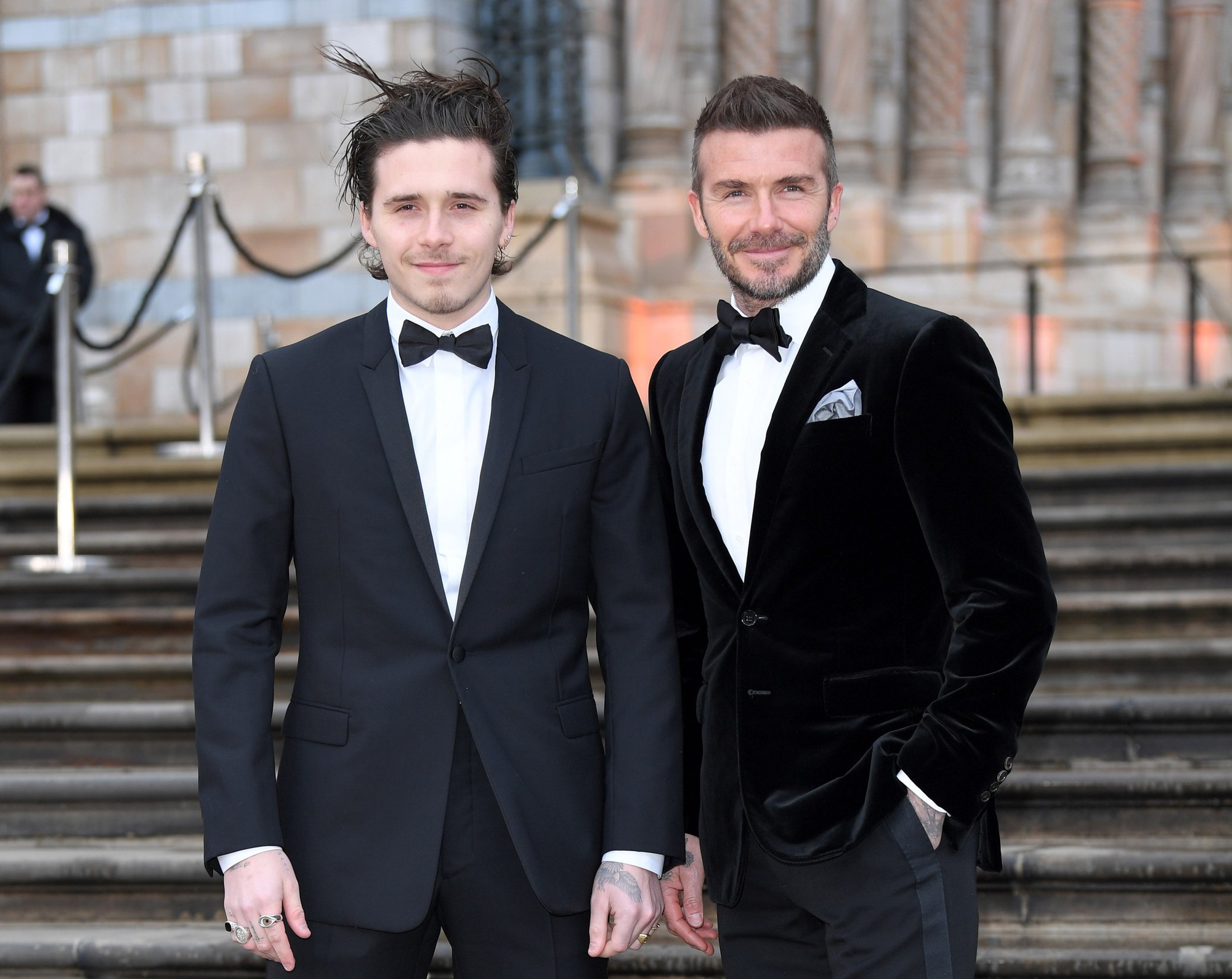 Victoria ôm hôn chồng ngọt lịm mừng David Beckham được phong tước Victoria ôm hôn chồng ngọt lịm mừng David Beckham được phong tước