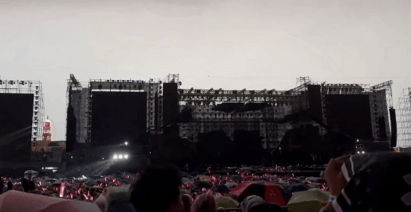 Mưa lớn đổ ập ngay khi concert D-6 vừa bắt đầu, Anh Trai Vượt Ngàn Chông Gai chẳng thua kém gì Anh Trai Say Hi! - Ảnh 4. Mưa lớn đổ ập ngay khi concert D-6 vừa bắt đầu, Anh Trai Vượt Ngàn Chông Gai chẳng thua kém gì Anh Trai Say Hi! - Ảnh 4.