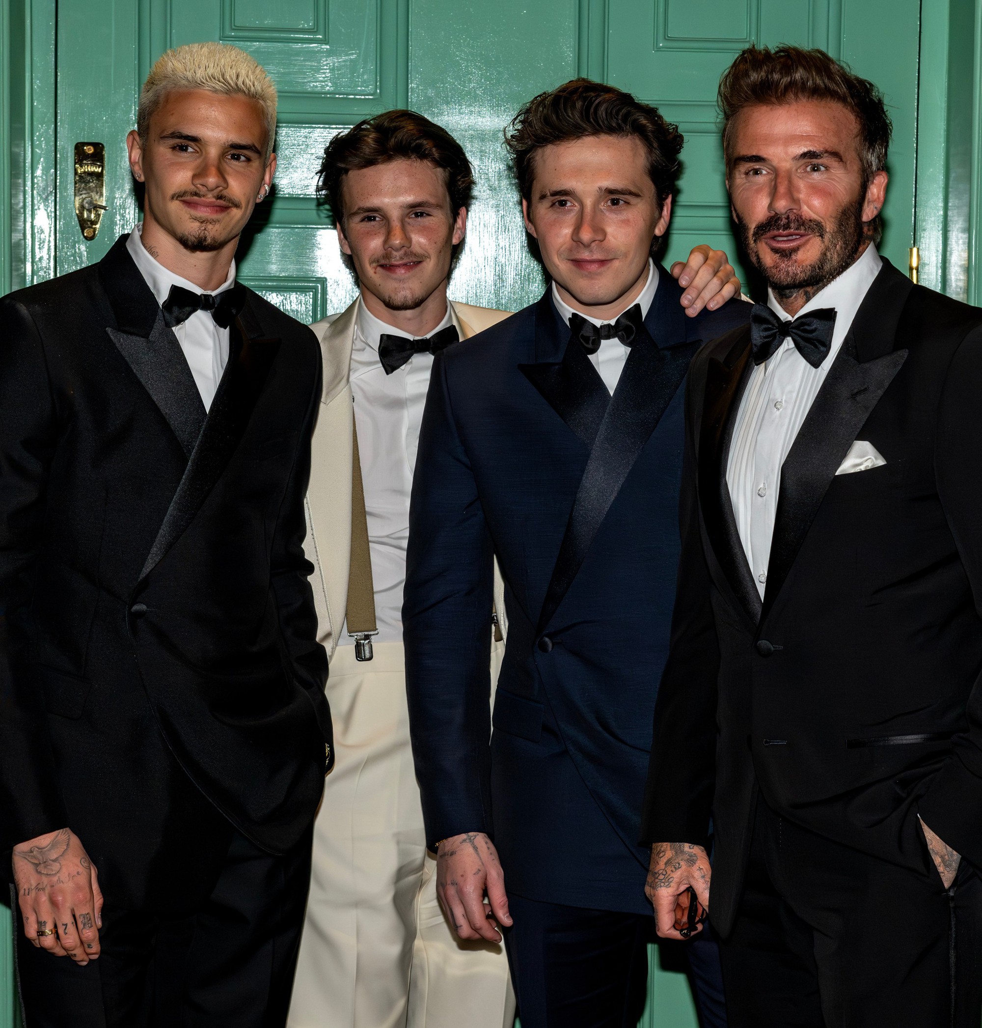 Victoria ôm hôn chồng ngọt lịm mừng David Beckham được phong tước Victoria ôm hôn chồng ngọt lịm mừng David Beckham được phong tước