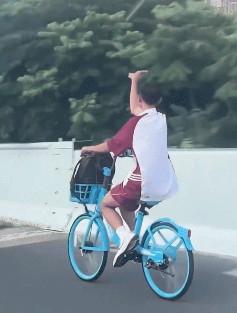 Hành động lạ của nam sinh đi xe đạp khiến cả con đường náo loạn- Ảnh 1. Hành động lạ của nam sinh đi xe đạp khiến cả con đường náo loạn- Ảnh 1.