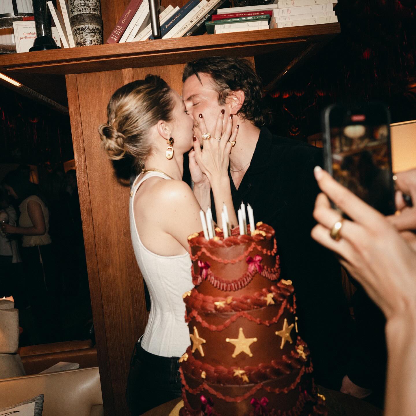 "Tóm gọn" cuộc hẹn đôi hot nhất showbiz: Brad Pitt và bạn gái lên đồ sang chảnh, "chặt đẹp" Gigi Hadid! - Ảnh 7. "Tóm gọn" cuộc hẹn đôi hot nhất showbiz: Brad Pitt và bạn gái lên đồ sang chảnh, "chặt đẹp" Gigi Hadid! - Ảnh 7.