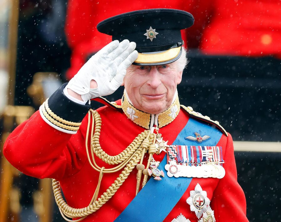 Bức ảnh hiếm thời niên thiếu của Vua Charles tại lễ diễu binh Trooping the Colour khiến dân mạng “xôn xao” vì quá khác lạ- Ảnh 1. Bức ảnh hiếm thời niên thiếu của Vua Charles tại lễ diễu binh Trooping the Colour khiến dân mạng “xôn xao” vì quá khác lạ- Ảnh 1.