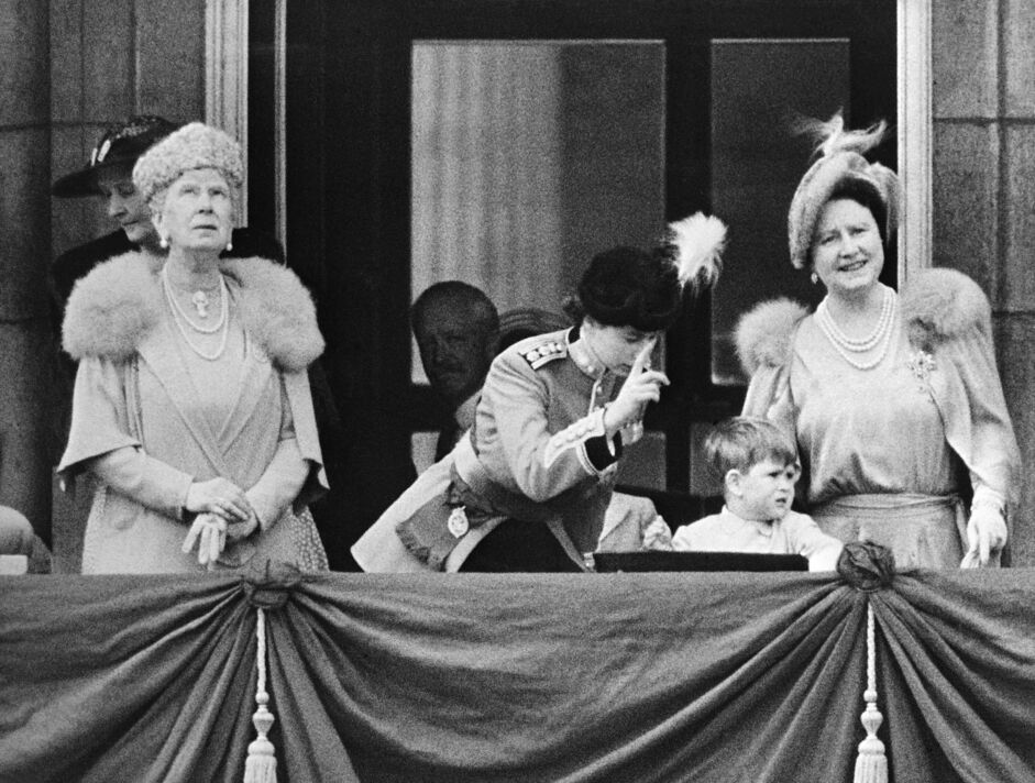 Bức ảnh hiếm thời niên thiếu của Vua Charles tại lễ diễu binh Trooping the Colour khiến dân mạng “xôn xao” vì quá khác lạ- Ảnh 3. Bức ảnh hiếm thời niên thiếu của Vua Charles tại lễ diễu binh Trooping the Colour khiến dân mạng “xôn xao” vì quá khác lạ- Ảnh 3.