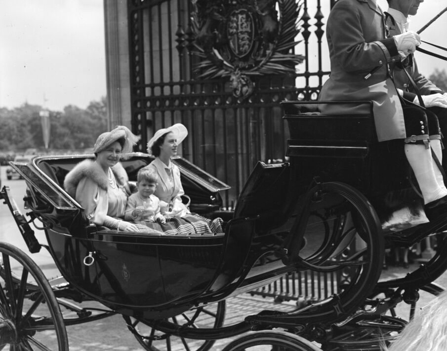 Bức ảnh hiếm thời niên thiếu của Vua Charles tại lễ diễu binh Trooping the Colour khiến dân mạng “xôn xao” vì quá khác lạ- Ảnh 2. Bức ảnh hiếm thời niên thiếu của Vua Charles tại lễ diễu binh Trooping the Colour khiến dân mạng “xôn xao” vì quá khác lạ- Ảnh 2.