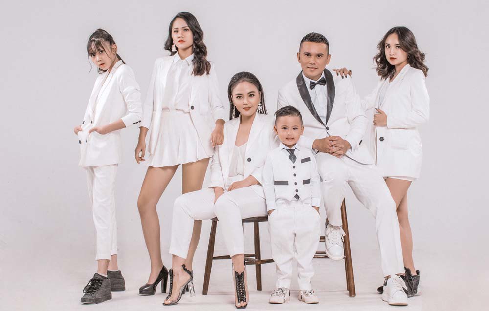 Những ông bố đông con nhất showbiz Việt: Bận rộn tới mấy vẫn hết lòng quan tâm, yêu thương các con- Ảnh 1. Những ông bố đông con nhất showbiz Việt: Bận rộn tới mấy vẫn hết lòng quan tâm, yêu thương các con- Ảnh 1.