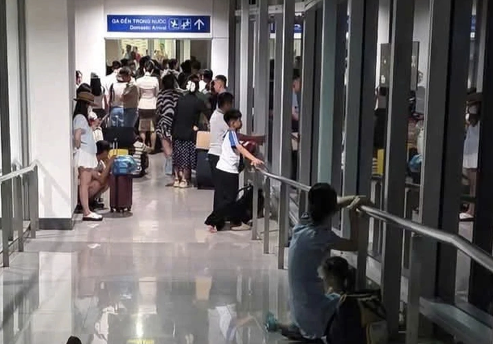 Hành khách bay đêm phản ánh bị "mắc kẹt" ở hành lang sân bay Tân Sơn Nhất - Ảnh 1. Sự cố khách bay đêm bị "mắc kẹt" ở hành lang sân bay Tân Sơn Nhất - Ảnh 1.