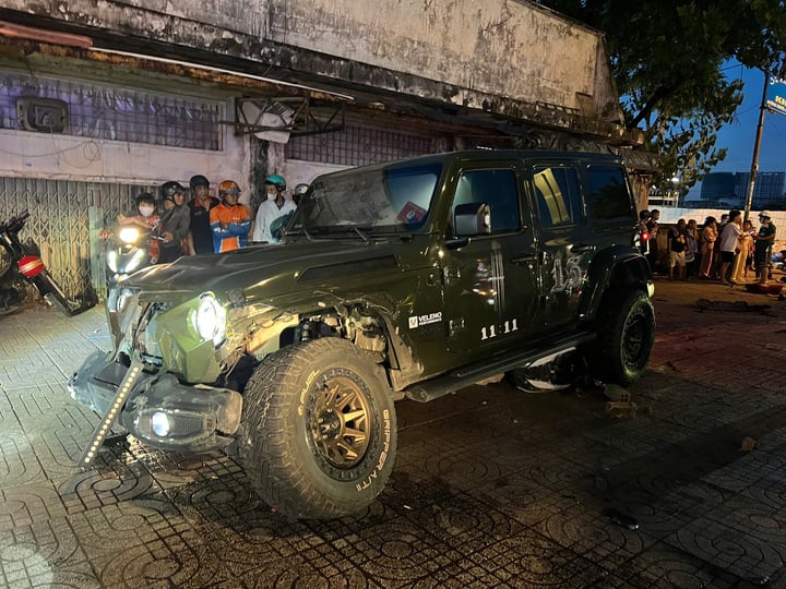 Xe Jeep lao qua dải phân cách tông 3 xe máy ở TP.HCM, hai phụ nữ tử vong - Ảnh 1. Xe Jeep lao qua dải phân cách tông 3 xe máy ở TP.HCM, hai phụ nữ tử vong - Ảnh 1.
