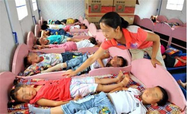 Bức ảnh ngủ trưa ở trường mẫu giáo khiến bà mẹ nổi giận đùng đùng, đòi làm ra lẽ: Nghe giải thích mà xấu hổ- Ảnh 1. Bức ảnh ngủ trưa ở trường mẫu giáo khiến bà mẹ nổi giận đùng đùng, đòi làm ra lẽ: Nghe giải thích mà xấu hổ- Ảnh 1.