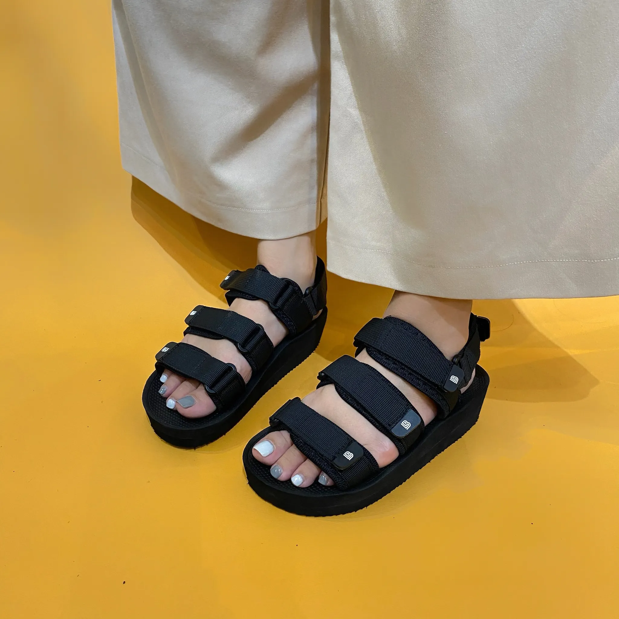 H'Hen Niê mang bầu vẫn diện giày 15cm lên show nhưng đời thường lại chỉ đi đúng 1 kiểu giày này - Ảnh 11. H'Hen Niê mang bầu vẫn diện giày 15cm lên show nhưng đời thường lại chỉ đi đúng 1 kiểu giày này - Ảnh 11.