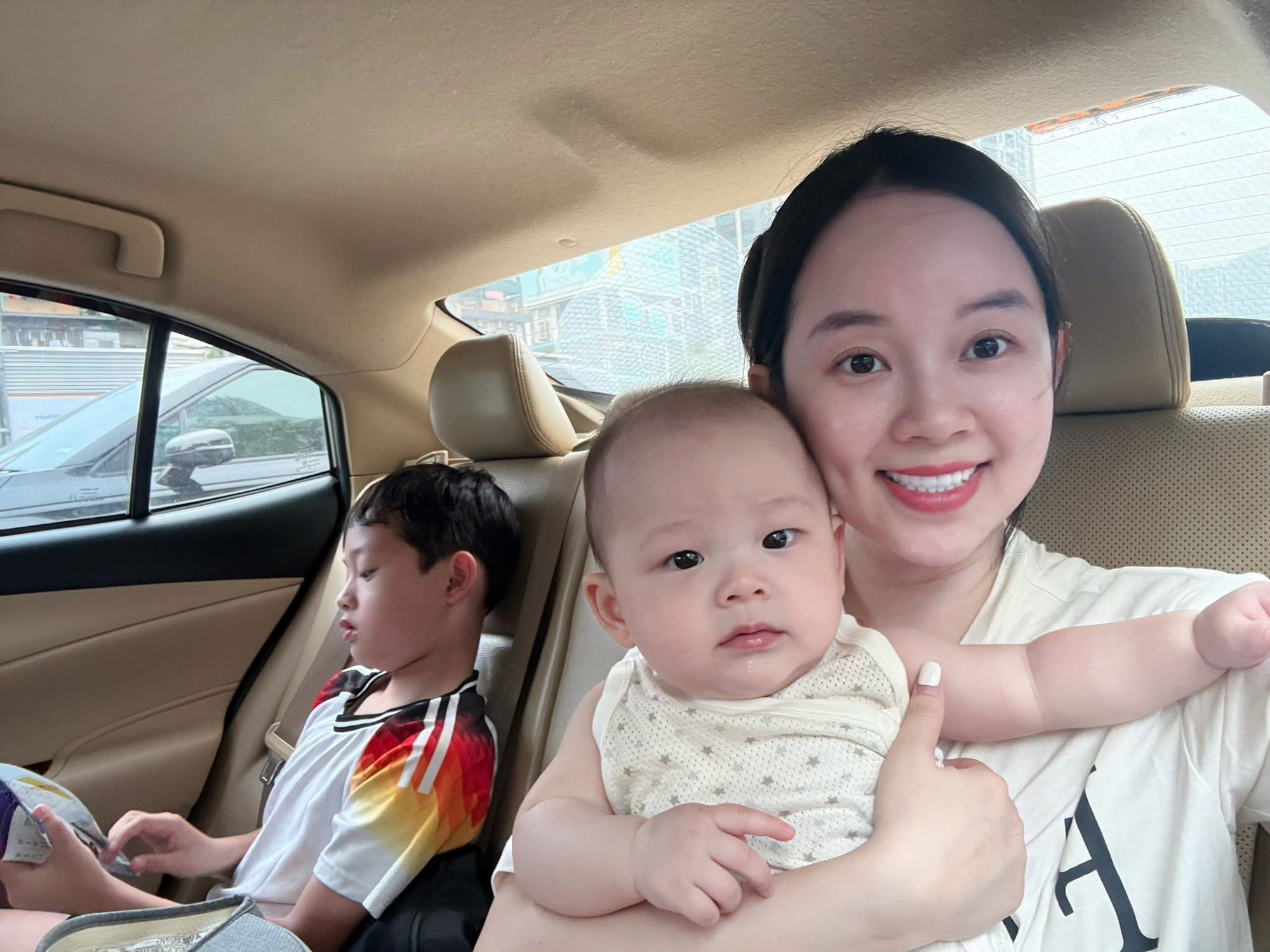 Đẻ 2 con cách nhau 8 năm, hot mom Ly Kute nhàn nhã vì anh trai Khoai Tây chăm em cực khéo, bé út Sota cũng ngoan xinh yêu- Ảnh 3. Đẻ 2 con cách nhau 8 năm, hot mom Ly Kute nhàn nhã vì anh trai Khoai Tây chăm em cực khéo, bé út Sota cũng ngoan xinh yêu- Ảnh 3.
