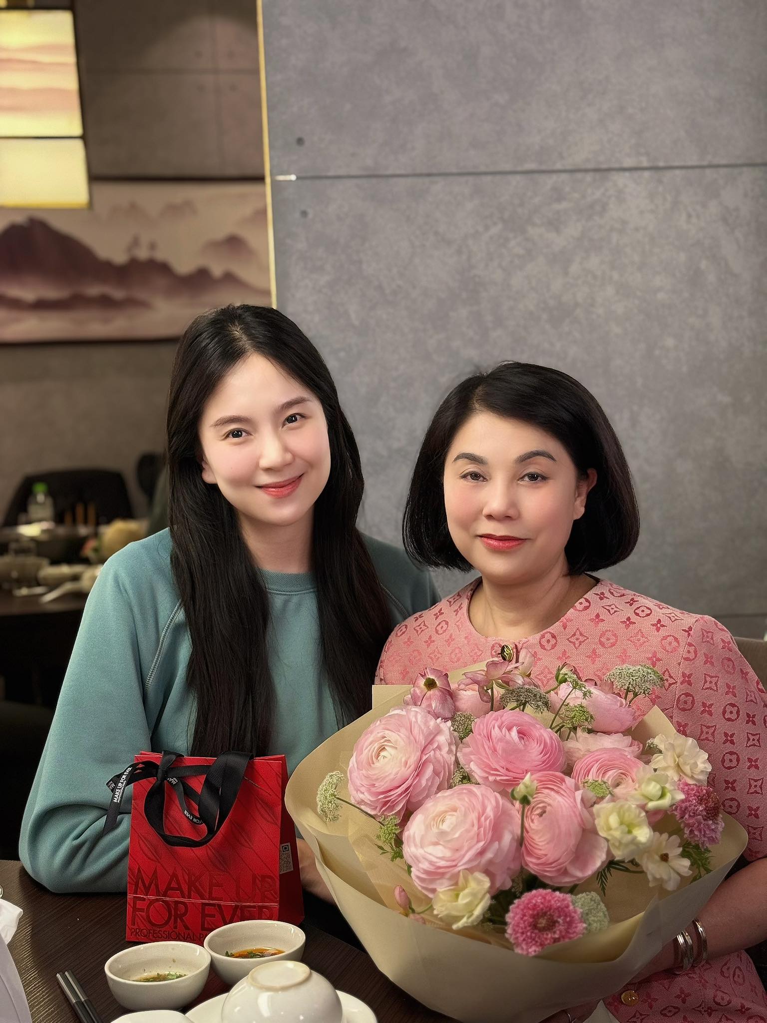 Biết MC Mai Ngọc xinh đẹp rồi, nhưng không ngờ mẹ ruột cũng sở hữu nhan sắc “không phải dạng vừa”- Ảnh 3. Biết MC Mai Ngọc xinh đẹp rồi, nhưng không ngờ mẹ ruột cũng sở hữu nhan sắc “không phải dạng vừa”- Ảnh 3.