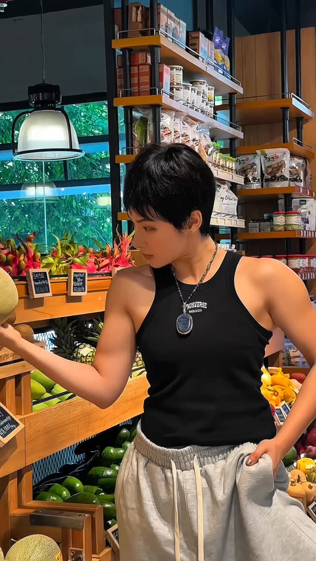 Chỉ mới mấy tháng, Angela Phương Trinh từ nữ nhân yểu điệu thành "mỹ nam" cơ bắp cuồn cuộn khiến dân tình sửng sốt - Ảnh 8. Chỉ mới mấy tháng, Angela Phương Trinh từ nữ nhân yểu điệu thành "mỹ nam" cơ bắp cuồn cuộn khiến dân tình sửng sốt - Ảnh 8.