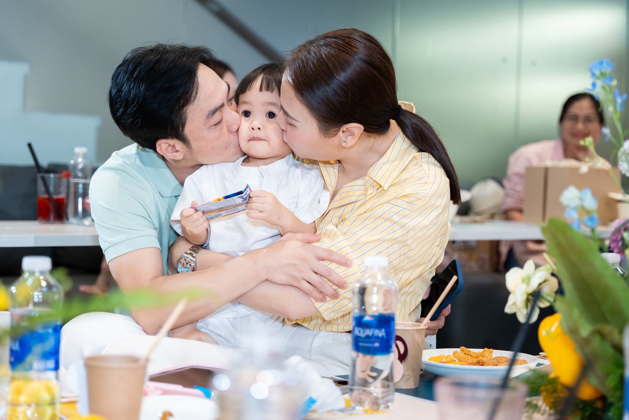 Cường Đô La nhảy nhót hết mình ru con ngủ: Đại gia phố núi cũng thành “vũ công tại gia” vì con gái- Ảnh 1. Cường Đô La nhảy nhót hết mình ru con ngủ: Đại gia phố núi cũng thành “vũ công tại gia” vì con gái- Ảnh 1.