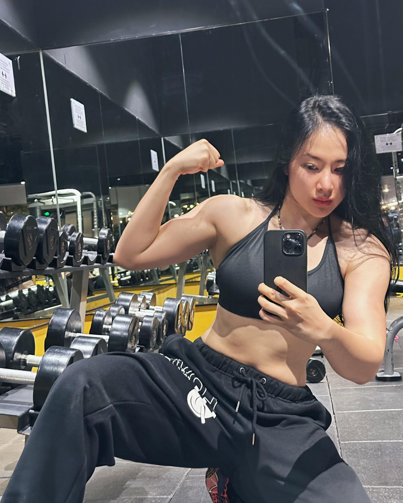 Chỉ mới mấy tháng, Angela Phương Trinh từ nữ nhân yểu điệu thành "mỹ nam" cơ bắp cuồn cuộn khiến dân tình sửng sốt - Ảnh 6. Chỉ mới mấy tháng, Angela Phương Trinh từ nữ nhân yểu điệu thành "mỹ nam" cơ bắp cuồn cuộn khiến dân tình sửng sốt - Ảnh 6.