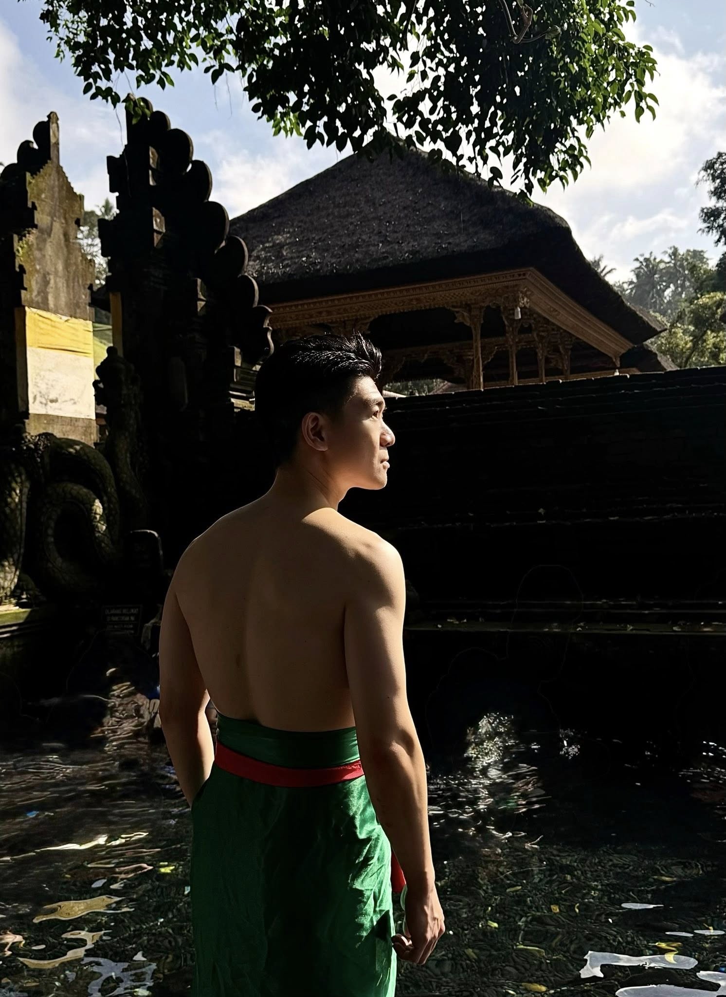 Thiếu gia nhà bầu Hiển đốt mắt với body 6 múi vạm vỡ, lưng trần săn chắc của bố đơn thân mới gây xôn xao- Ảnh 3. Thiếu gia nhà bầu Hiển đốt mắt với body 6 múi vạm vỡ, lưng trần săn chắc của bố đơn thân mới gây xôn xao- Ảnh 3.