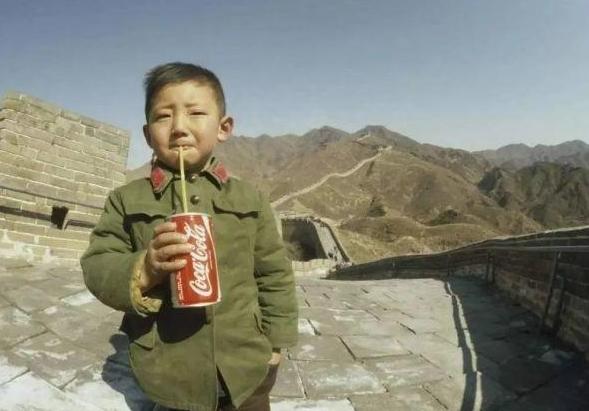 "Cậu bé Trung Quốc đầu tiên uống Coca" bây giờ ra sao?- Ảnh 1. "Cậu bé Trung Quốc đầu tiên uống Coca" bây giờ ra sao?- Ảnh 1.