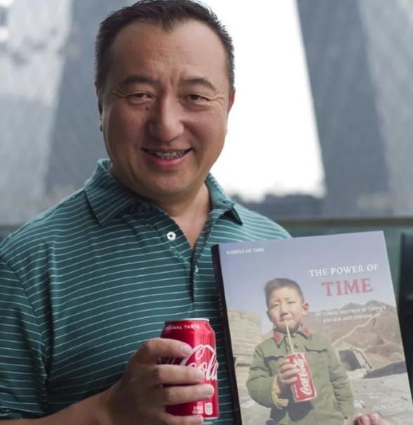 "Cậu bé Trung Quốc đầu tiên uống Coca" bây giờ ra sao?- Ảnh 2. "Cậu bé Trung Quốc đầu tiên uống Coca" bây giờ ra sao?- Ảnh 2.