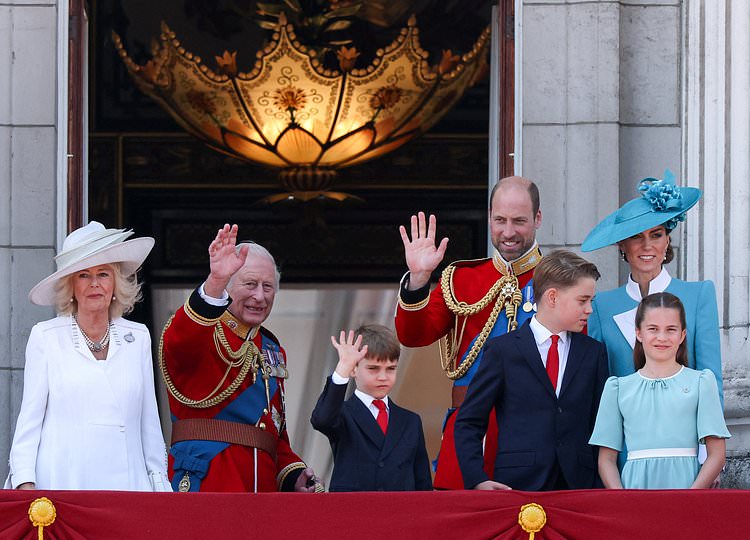 Cuộc trò chuyện của Vua Charles và Thân vương William trên ban công Cung điện Buckingham gửi đi một thông điệp rõ ràng đến Harry- Ảnh 2. Cuộc trò chuyện của Vua Charles và Thân vương William trên ban công Cung điện Buckingham gửi đi một thông điệp rõ ràng đến Harry- Ảnh 2.