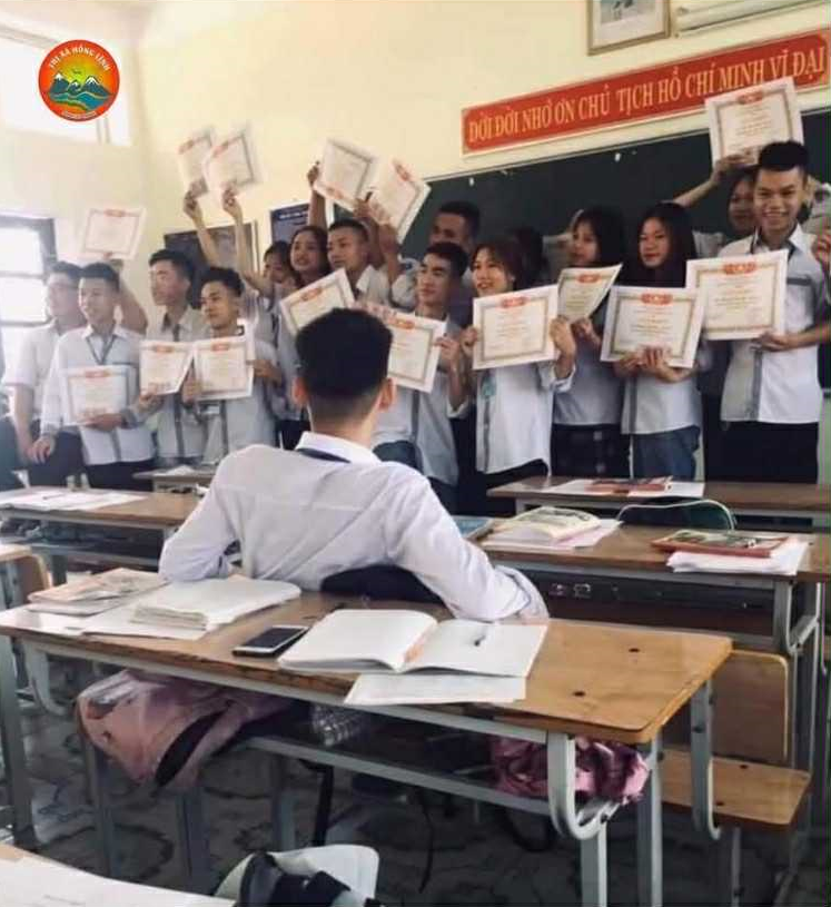 Tôi bức xúc trước những bình luận dưới bức ảnh này: Nhiều phụ huynh có tư tưởng độc hại hơn cả áp lực thành tích!- Ảnh 1. Tôi bức xúc trước những bình luận dưới bức ảnh này: Nhiều phụ huynh có tư tưởng độc hại hơn cả áp lực thành tích!- Ảnh 1.