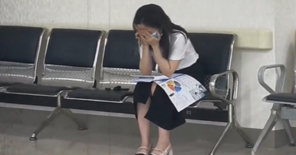 Khoảnh khắc cô gái 23 tuổi bị ung thư máu ngồi khóc ở hành lang bệnh viện khiến nhiều người đau lòng: Đừng bỏ qua những dấu hiệu bệnh